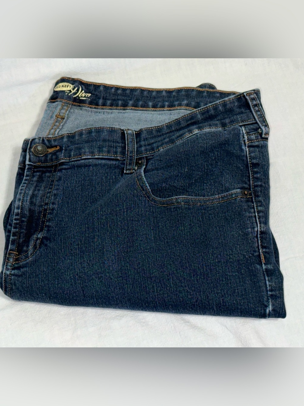 Old Navy Women’s 20 Regular Diva Mid-Rise Straight Leg Medium Wash Denim Jeans